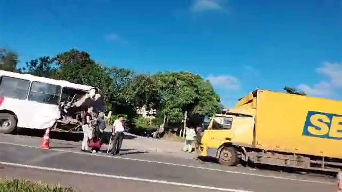Caminhão dos Correios bateu na traseira do ônibus metropolitano com destino a Esmeraldas