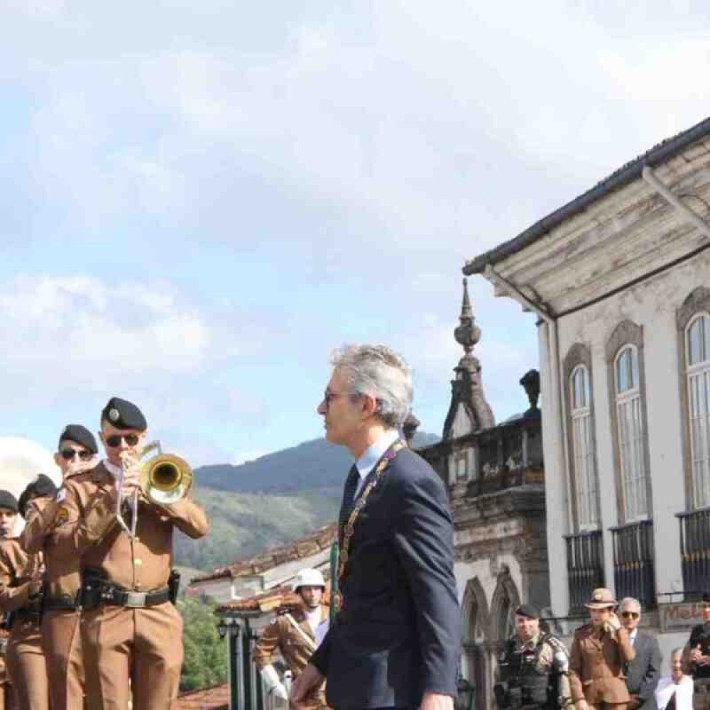Governador Romeu Zema passa em revista à tropa em Ouro Preto