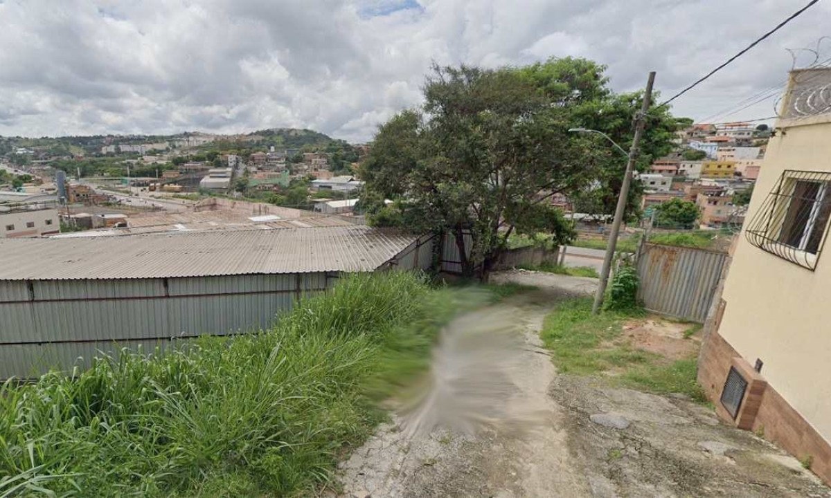 Viela do Bairro Dom Silvério onde o homem foi morto a pedradas por uma dupla de suspeitos -  (crédito: Reprodução/Google StreetView)
