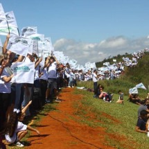 Abraço simbólico reúne centenas e cobra a preservação da Serra da Moeda - Marcos Vieira / EM / D.A Press