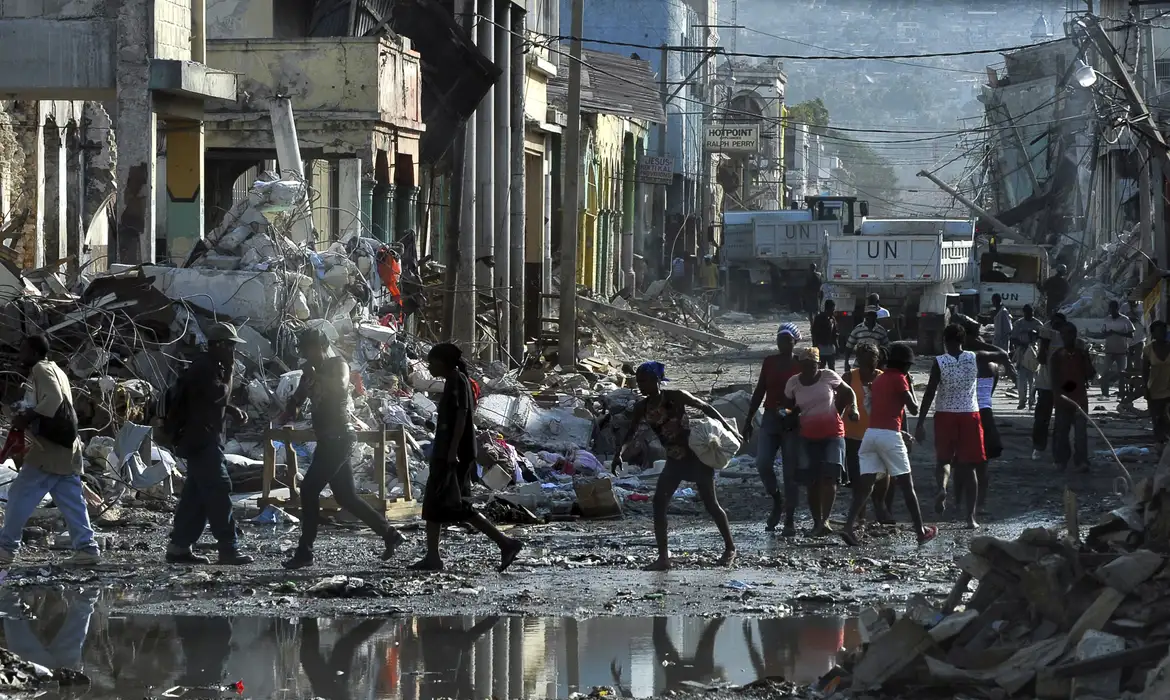 Cidade sitiada: brasileiro e haitiano contam rotina em Porto Príncipe -  (crédito: EBC)