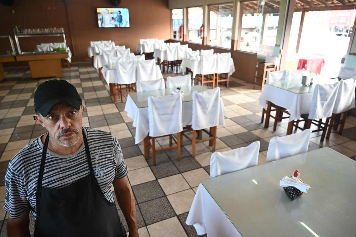 Paulo Roberto Alves, funcionário de restaurante às margens da MG-290, em Borda da Mata, mostra comércio vazio