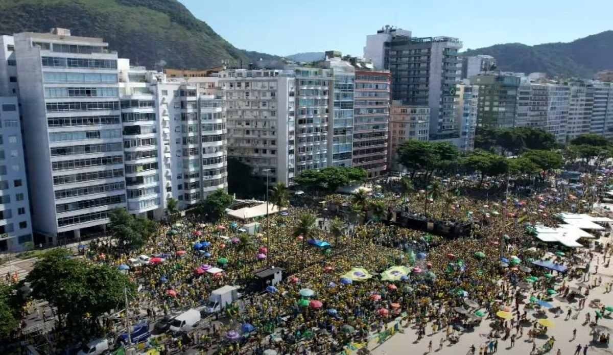 Bolsonaro no Rio: apoiadores chegam à praia de Copacabana
