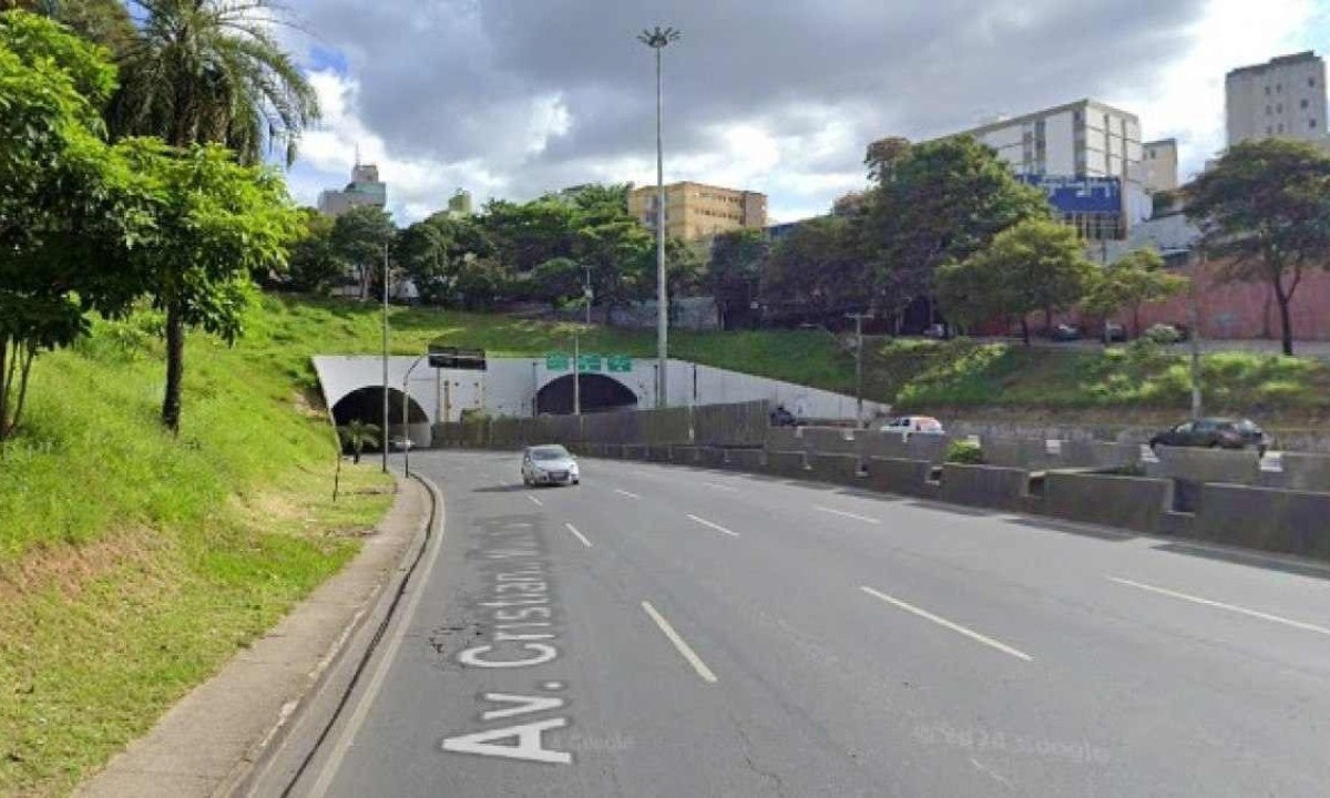 Corpo foi encontrado em carrinho de compras na saída do Túnel da Lagoinha, sentido bairro -  (crédito: Google Street View)