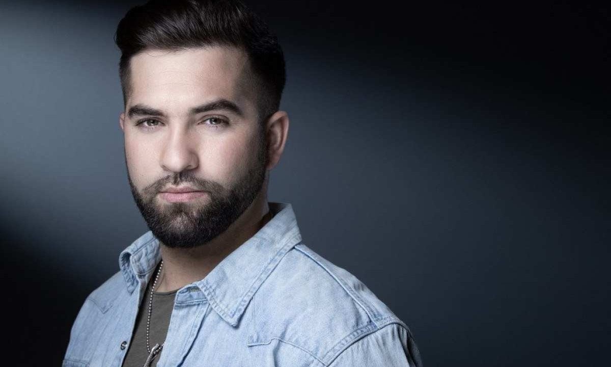 
  Kendji Girac, cantor francês, em pose para sessão de fotos, em 2021 -  (crédito:  JOEL SAGET / AFP)