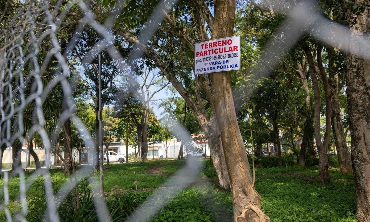 Praça Ramiro Cabral da Silva cercada por alambrado e com placa de imóvel particular. Local consta como praça pública, inclusive através de decreto, mas ex-juiz diz ser dono da área -  (crédito:  Danilo Verpa/Folhapress)