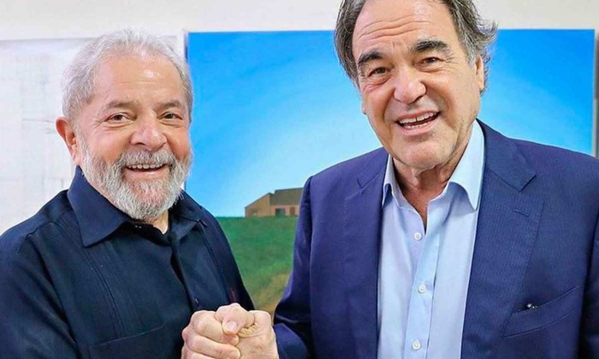  Lula e o cineasta Oliver Stone, que acompanhou o político brasileiro por vários meses
 -  (crédito: Instagram/ Reprodução)