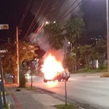 BH: Carro pega fogo e interdita faixa da Avenida Antônio Carlos - CBMMG