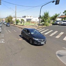 Cadeirante que pedia dinheiro para comprar remédios é assaltado - Google Street View