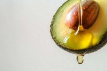 Salvo pelo abacate! Os benefícios do óleo extraído da fruta para a pele