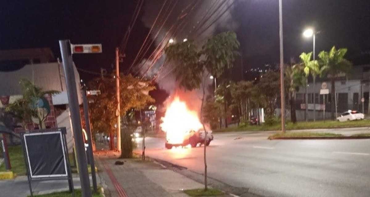 BH: Carro pega fogo e interdita faixa da Avenida Antônio Carlos