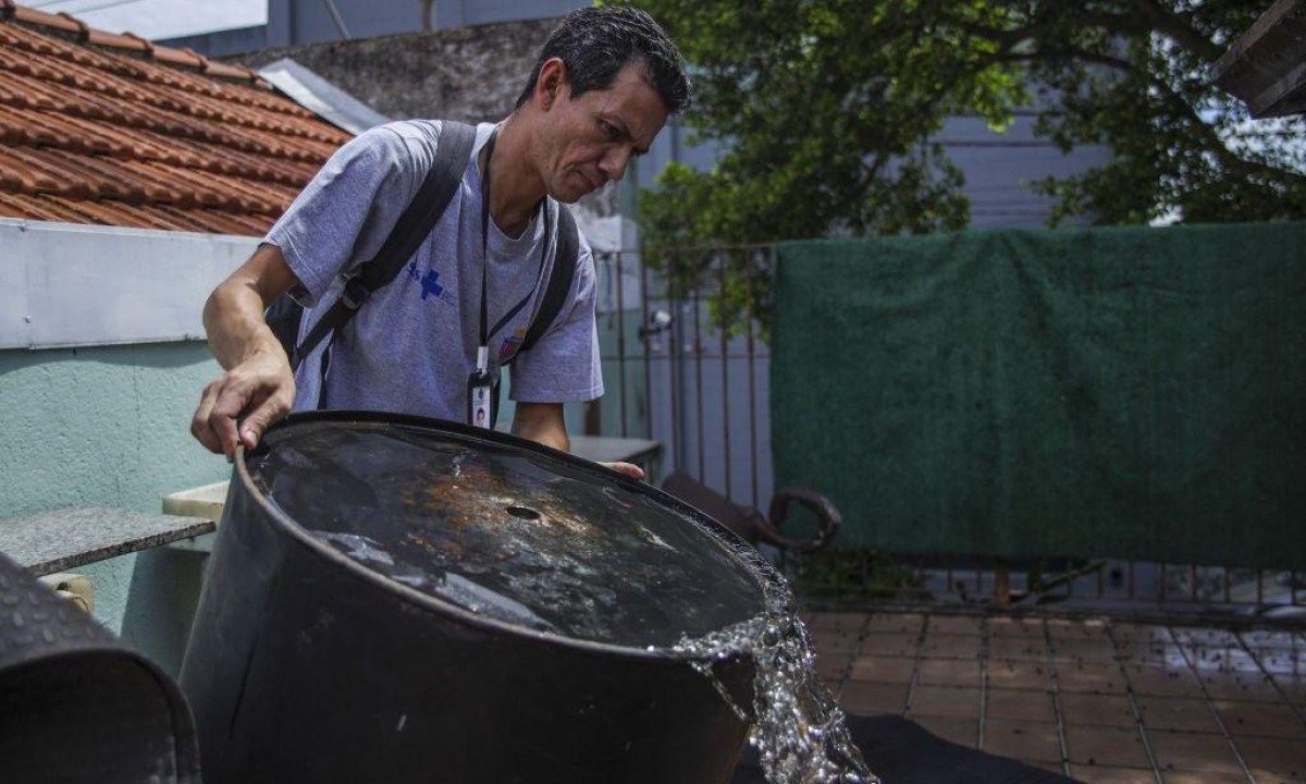 Enfermeira coleta uma amostra de sangue para um teste de dengue em um posto de saúde  -  (crédito: Getty Images)