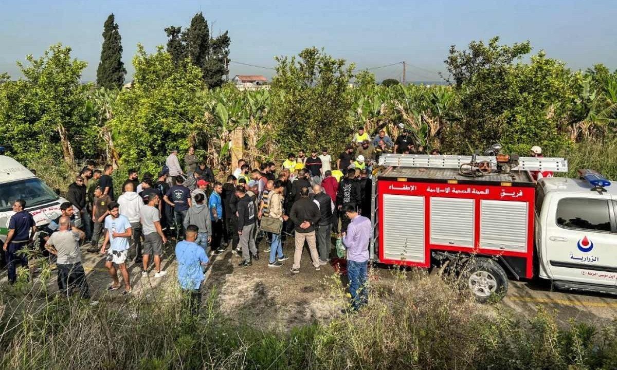 Local de um ataque israelense a um veículo no Líbano, que levava um engenheiro do Hezbollah, grupo terrorista apoiado pelo Irã
       -  (crédito: Mahmoud ZAYYAT / AFP)