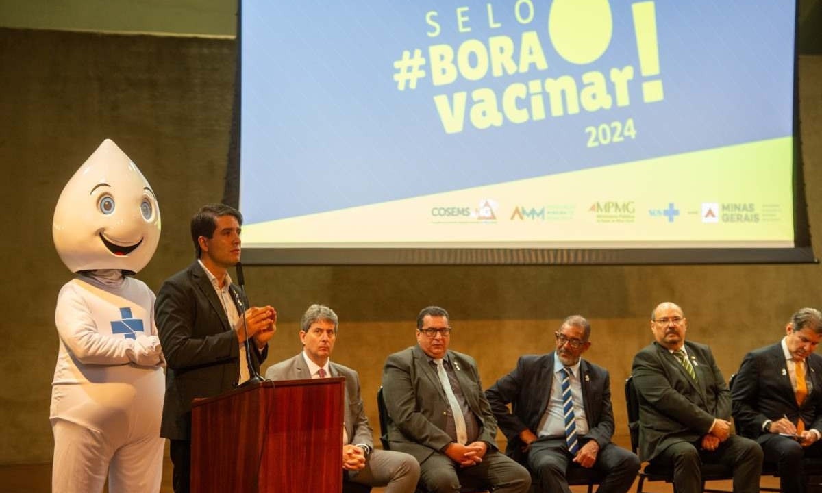 Selos de reconhecimento da vacinaÃ§Ã£o foram entregues pelo Governo de Minas na segunda-feira (22/4) -  (crédito: Fabio Marchetto /SES-MG / DivulgaÃ§Ã£o)