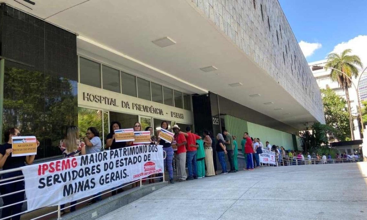 Manifestação de servidores da Frente Mineira do Serviço Público, na porta do IPSEMG.  -  (crédito: Gladyston Rodrigues EM / D.A / Press)