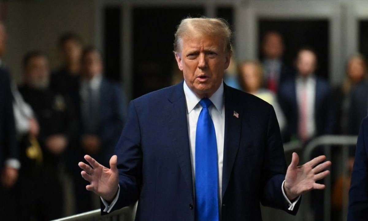  Trump do lado de fora do tribunal onde está sendo julgado
       -  (crédito: ANGELA WEISS / POOL / AFP)