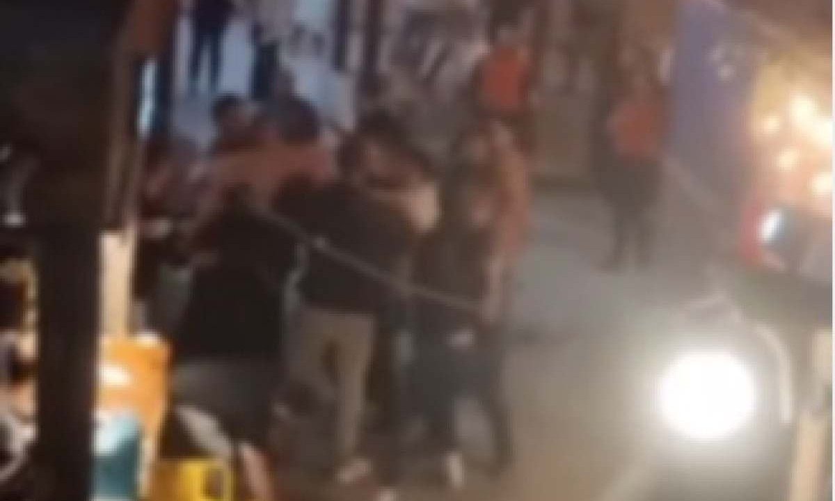 Briga por divisão de conta de bar  termina em pancadaria no Mercado Central de Barbacena
 -  (crédito: @flagrantebq/Redes Sociais)