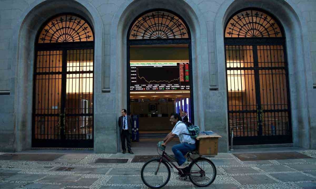 Na bolsa de valores de São Paulo, a B3, os efeitos da piora no ambiente econômico global são indigestos -  (crédito: Nelson Almeida/AFP – 17/6/22)