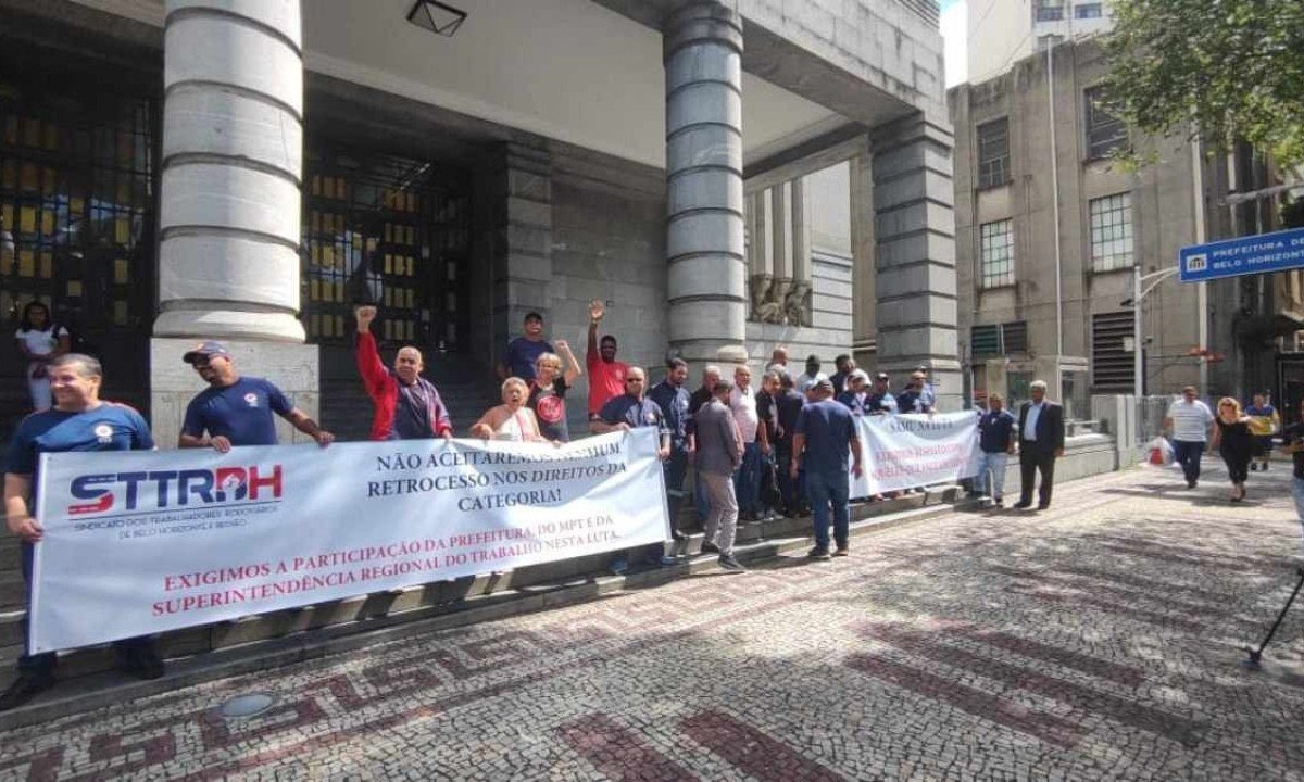 Funcion&aacute;rios foram at&eacute; a sede da Prefeitura de Belo Horizonte para se manifestar -  (crédito: Jair Amaral/EM/D.A. Press)