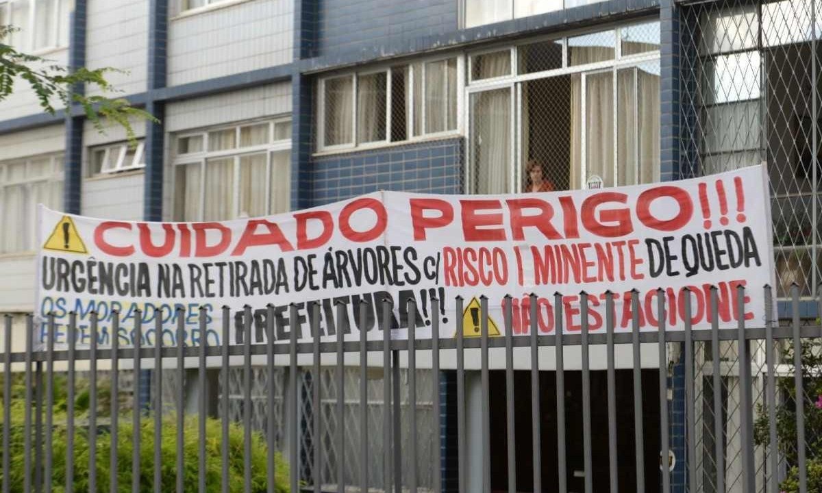 Moradores instalam faixa pedindo socorro à Prefeitura  -  (crédito: Túlio Santos/EM/D.A Press)