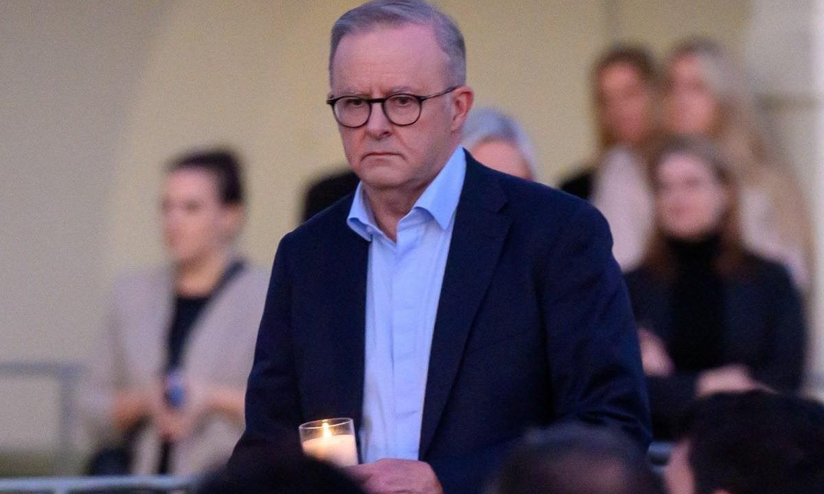 Primeiro-ministro australiano Anthony Albanese crítica posição do dono do X, antigo Twitter, Elon Musk de não retirar os vídeos de um bispo sendo esfaqueado em Sydney -  (crédito: Izhar KHAN / AFP)