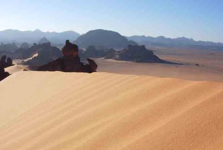 Imensidão de areia ou gelo: Os maiores desertos do planeta