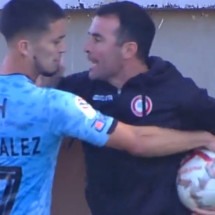 Técnico de adversário do Cruzeiro já foi expulso por motivo inusitado; veja vídeo - No Ataque Internacional