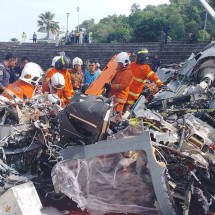 Dez pessoas morrem após colisão de helicópteros militares - HANDOUT / PERAK'S FIRE AND RESCUE DEPARTMENT / AFP
