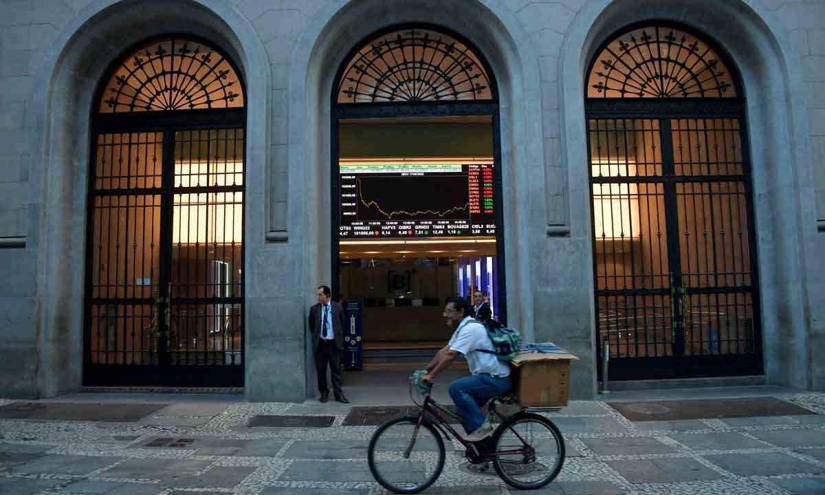 Estrangeiros retiram R$ 30 bilhões da bolsa brasileira