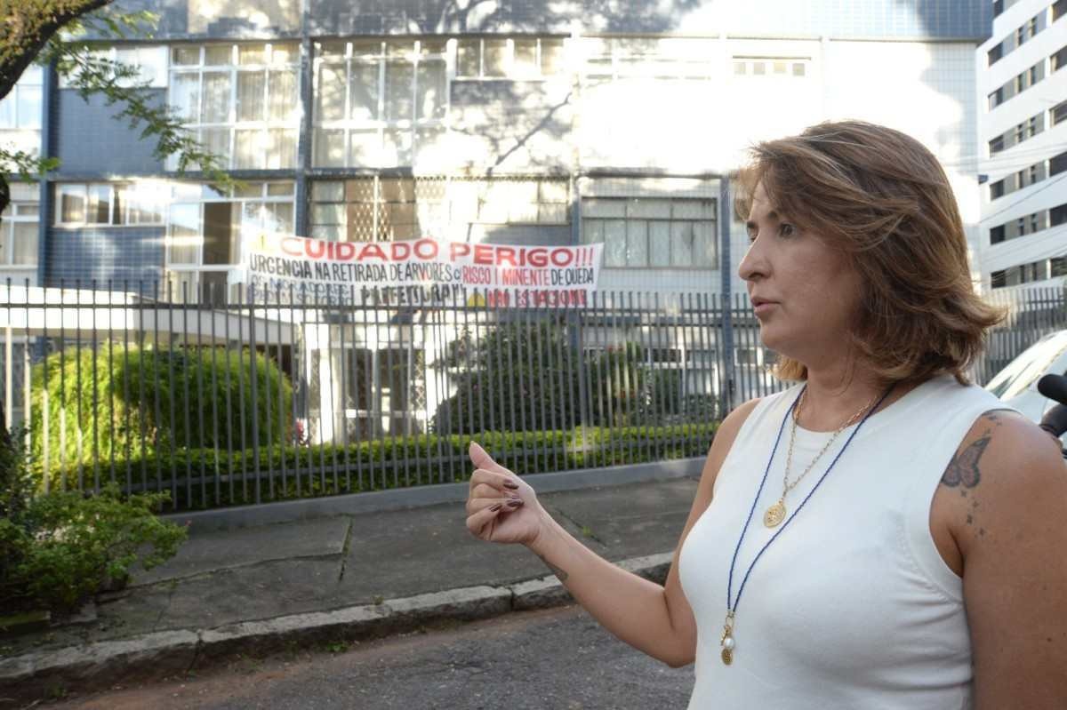 Márcia Torres, síndica do prédio, relata que as áreas comuns do edifício estão vazias pelo medo dos moradores