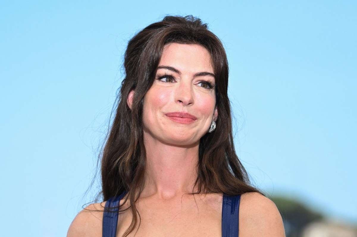 Anne Hathaway conta ter beijado vários atores em audições: 'Achei nojento'
