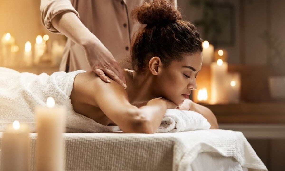 A massagem pode ser para algo pontual, caso a pessoa esteja passando por algum problema que provoque uma tensão extra, ou sessões semanais para ajudar a relaxar do estresse do dia a dia  -  (crédito: cookie_studio/ freepik)