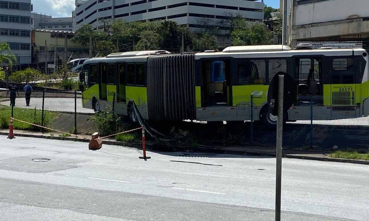 Ônibus chegou a derrubar as grades da estação -  (crédito: Edu Oliveira/EM/D.A.Press)