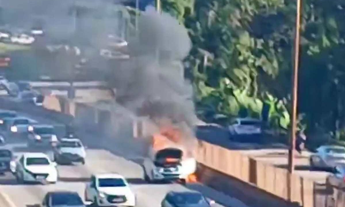Carro pegando fogo no Anel Rodoviário