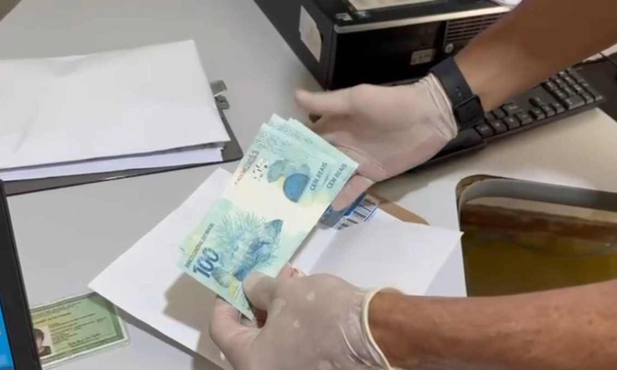 Autoridades identificaram 10 notas de R$ 100 com indícios de falsidade -  (crédito: Polícia Federal/Divulgação)