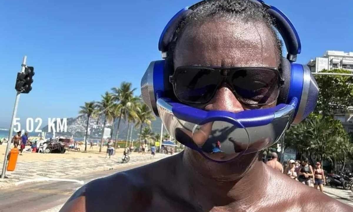 Seu Jorge e seu Dyson Zone, que tem cancelamento ativo de ruído e um purificador de ar -  (crédito: reprodução/redes sociais)