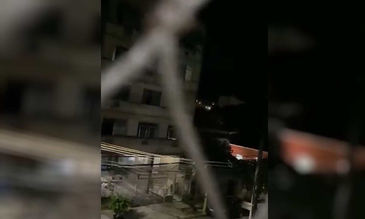 Moradores do entorno captaram vídeo com o som incessante da troca de tiros -  (crédito: Reprodução/Redes sociais)