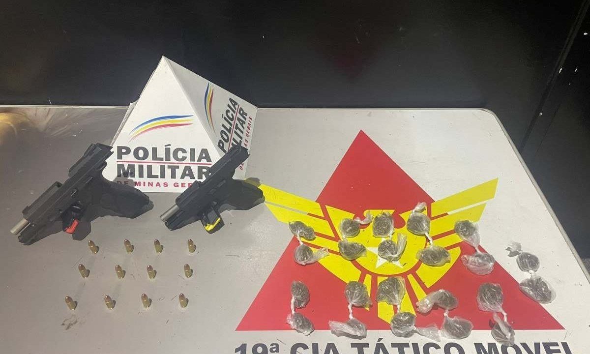 Polícia Militar apreendeu um carro de luxo, duas armas de fogo, munições e 22 buchas de maconha -  (crédito: PMMG/Divulgação)