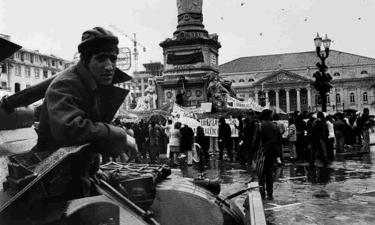 Jovens no Rossio, em Lisboa, enquanto tanque com soldados do Movimento das Forças Armadas guarda a praça, após a revolução dos Cravos -  (crédito: fotos afp)