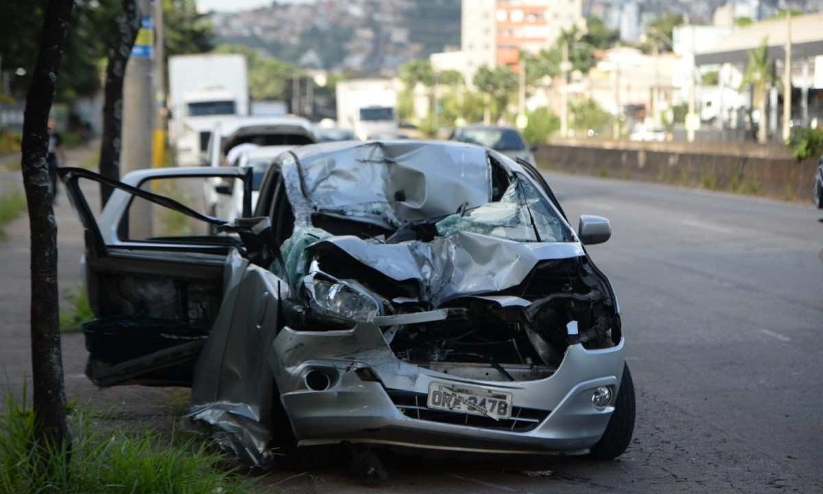 Batida deixou o carro completamente destruído -  (crédito: Túlio Santos/EM/D.A. Press)