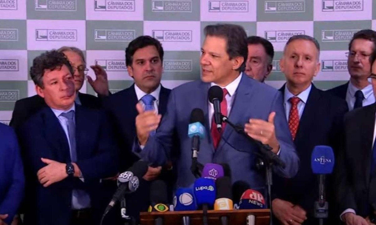 Ministro Fernando Haddad entregou o Projeto de Lei Complementar que trata da regulação da Reforma Tributária -  (crédito: Reprodução/Câmara dos Deputados)