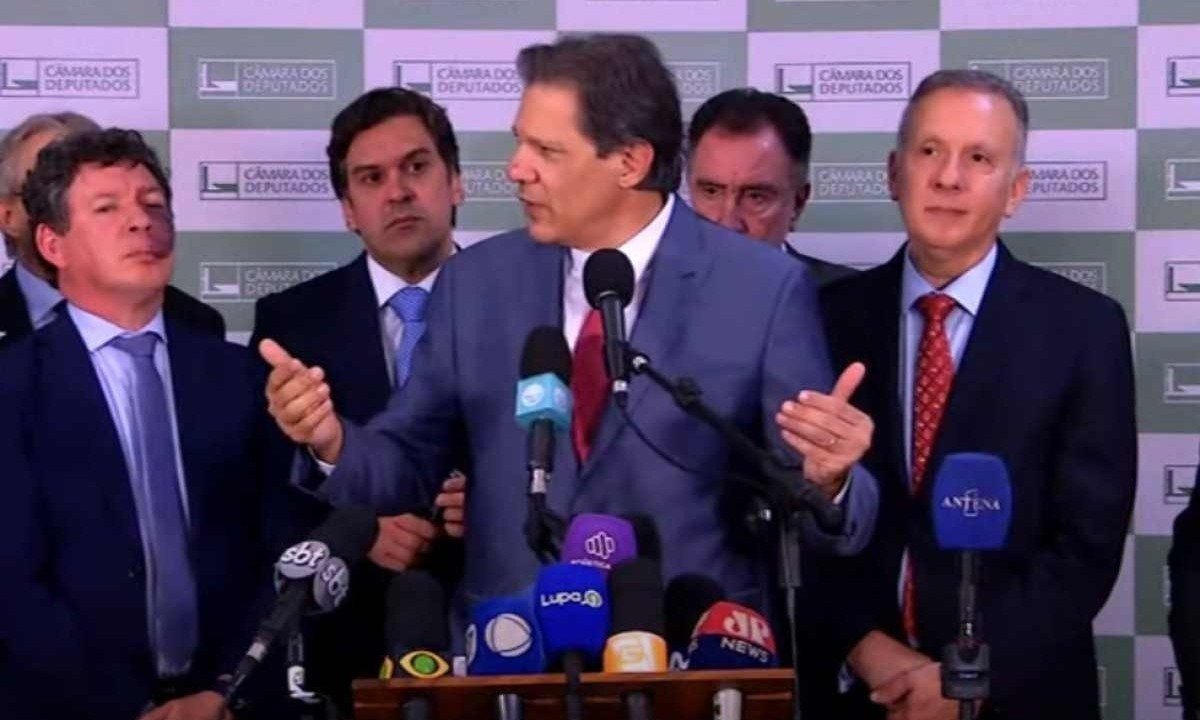 Ministro Fernando Haddad entregou o Projeto de Lei Complementar que trata da regulação da Reforma Tributária -  (crédito: Reprodução/Câmara dos Deputados)