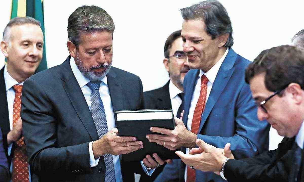 Ministro Fernando Haddad entregou proposta de reforma tributária a Arthur Lira -  (crédito: LULA MARQUES/AGÊNCIA BRASIL)