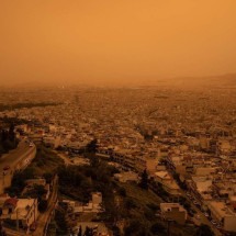 Poeira do deserto de Saara deixa Atenas com céu laranja; veja -  ANGELOS TZORTZINIS / AFP
