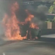 Carro pega fogo no Anel Rodoviário de BH; veja o vídeo  - Redes Sociais