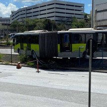 Ônibus Move bate e derruba grades na saída da Estação Vilarinho, em BH - Edu Oliveira/EM/D.A.Press