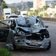 BH: adolescente fica gravemente ferida em batida entre carro e caminhão - Túlio Santos/EM/D.A. Press