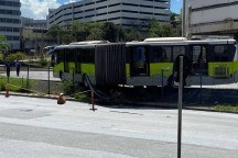 Ônibus Move bate e derruba grades na saída da Estação Vilarinho, em BH
