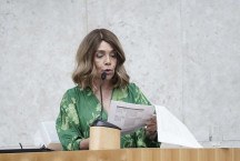 Vereadora de SP tira peruca para protestar contra ataques nas redes socias