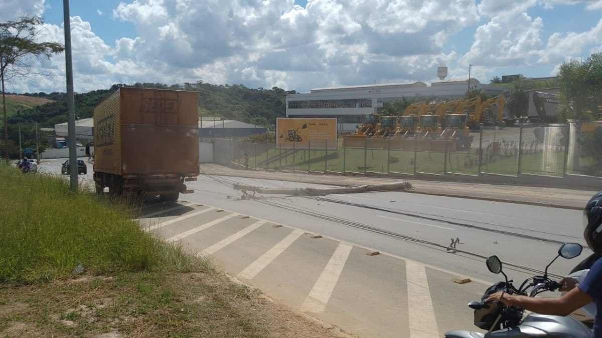 Carreta tomba e atinge dois postes na Via Expressa de Contagem